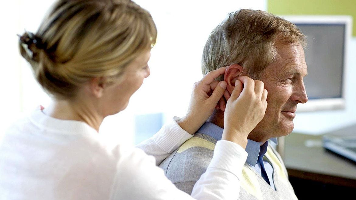 El uso de audífonos cuando es necesario se suma a las medidas que se deben tomar sobre los factores de riesgo modificables para prevenir las demencias y en especial la enfermedad de Alzheimer