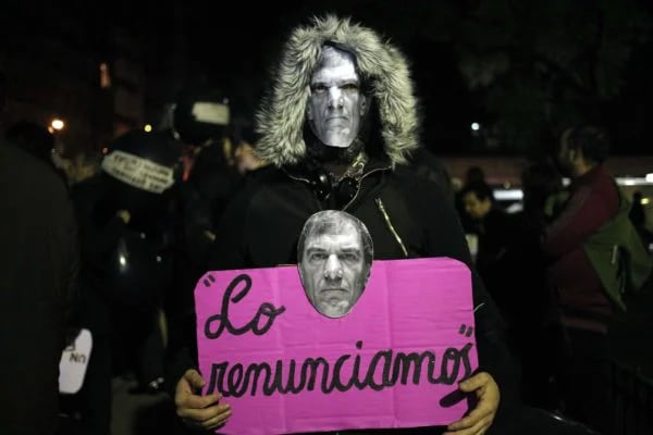 Activistas exigieron la renuncia de Lopérfido en las puertas del Colón.