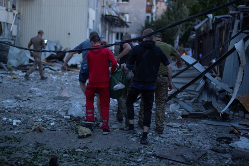 Voluntarios llevan a una persona herida en el sitio de los edificios de hoteles y restaurantes fuertemente dañados por un ataque con misiles rusos, en medio del ataque de Rusia contra Ucrania, en el centro de Kramatorsk, región de Donetsk, Ucrania. 27 de junio 2023. REUTERS/Oleksandr Ratushniak/Archivo