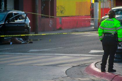(Foto ilustrativa) Policías acordonan la zona donde fue asesinada una persona, el 25 de enero de 2021 en Tijuana (Foto: EFE/Joebeth Terriquez)
