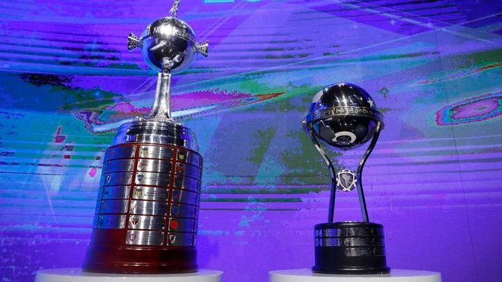 Los trofeos de la Copa Libertadores y Copa Sudamericana (Reuters)