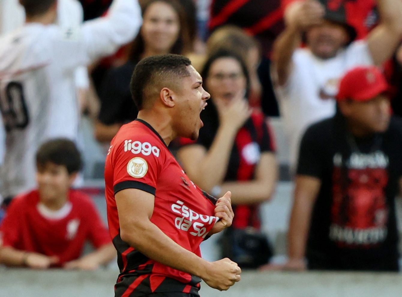 Vitor Roque celebra un gol con el Paranaense (REUTERS).