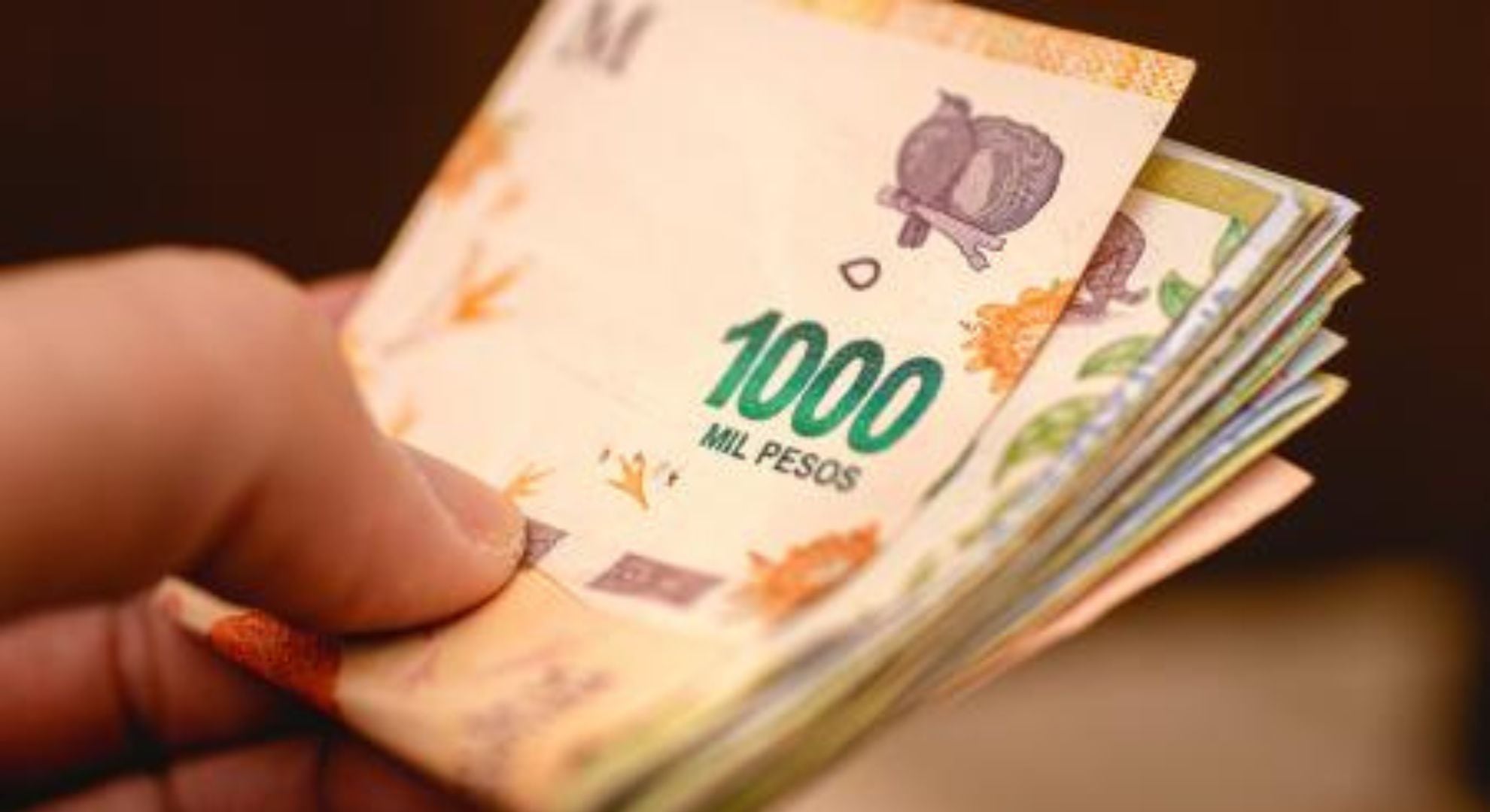 fajo de billetes de mil pesos argentinos