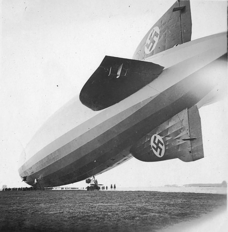El gobierno alemÃ¡n, ya con Adolf Hitler y los nazis en el poder, aprovechaba el prestigio y la fascinaciÃ³n del Graf Zeppelin para hacer propaganda