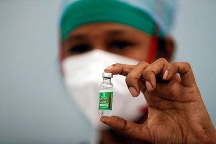 Foto de archivo ilustrativa de una enfermera en un centro médico en Mumbai con un vial de COVISHIELD, la vacuna de Oxford/AstraZeneca para el COVID-19 fabricada por el Serum Institute of India (Reuters)