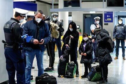 Personal policial controla los papeles de turistas británicos en el aeropuerto de Frankfurt en Alemania - REUTERS/Ralph Orlowski/File Photo