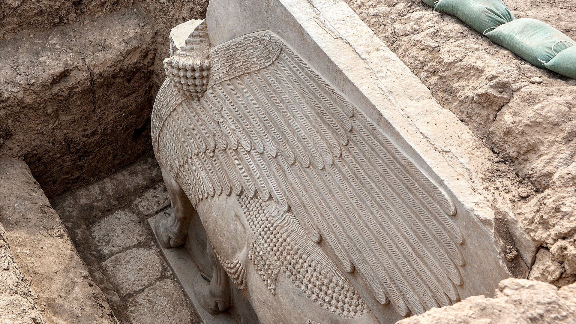 La misión arqueológica francesa se desarrolló en el sitio arqueológico de Khorsabad (también conocido como Dur- Sharrukin), la antigua capital asiria en la época de Sargón II (721–705 a. C.) en la provincia de Nínive, al norte de Irak