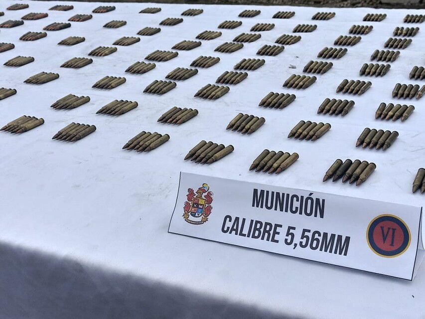Estas balas fueron presentadas como resultado de la operación conjunta que dejó 11 presuntos integrantes de la Segunda Marquetalia fueron dados de baja en inmediaciones del caserío Alto Remanso en zona rural de Puerto Leguízamo, Putumayo. (Colprensa-Externos).