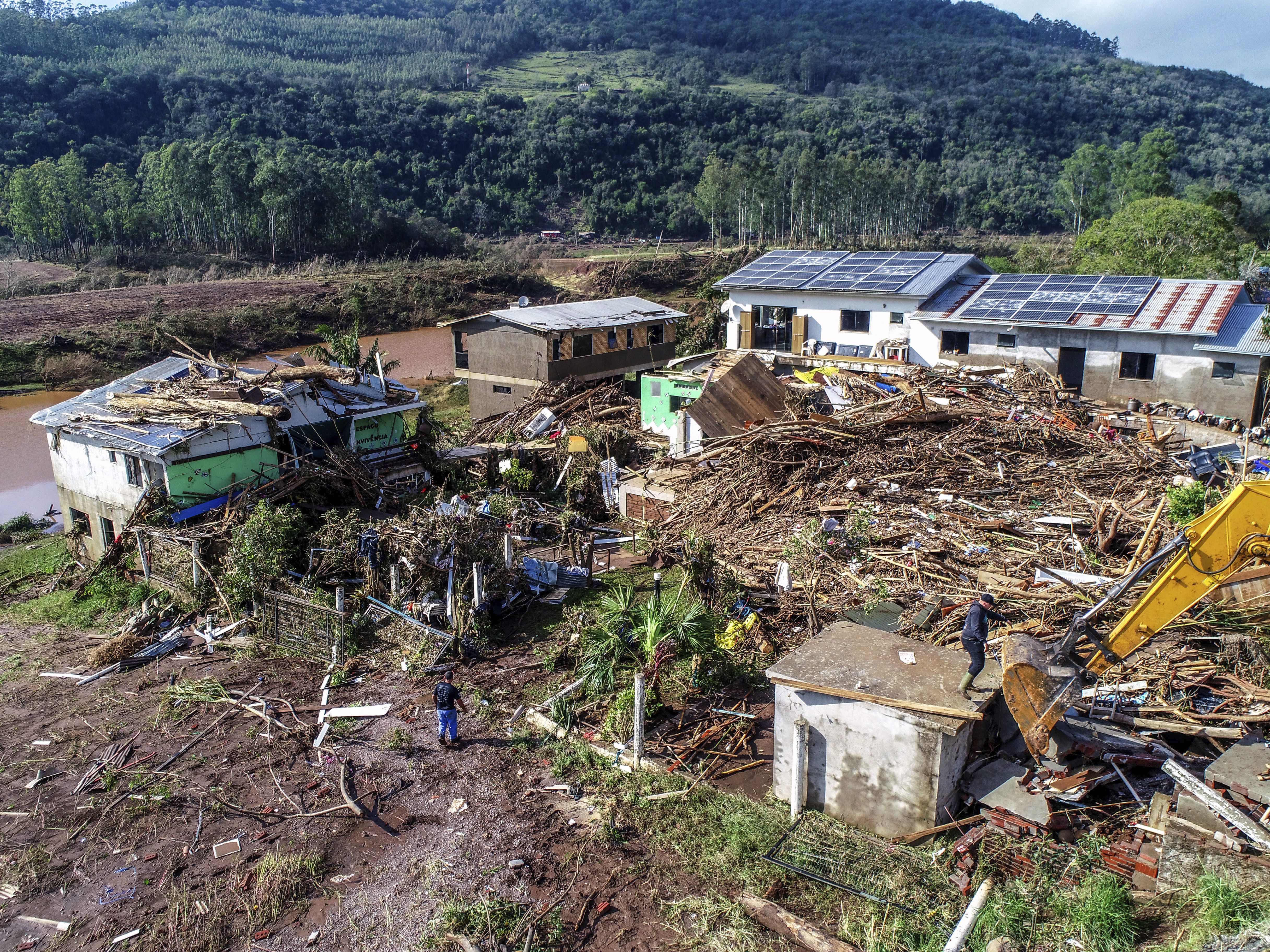 Ya son al menos 31 los muertos por el excepcional ciclón que azota el sur de Brasil (AP)