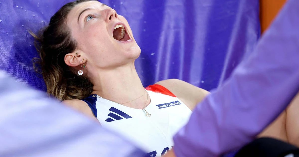 Foto drammatiche ai Mondiali di atletica leggera: ha subito una frattura “aperta” dopo un salto e ha dovuto ricevere ossigeno