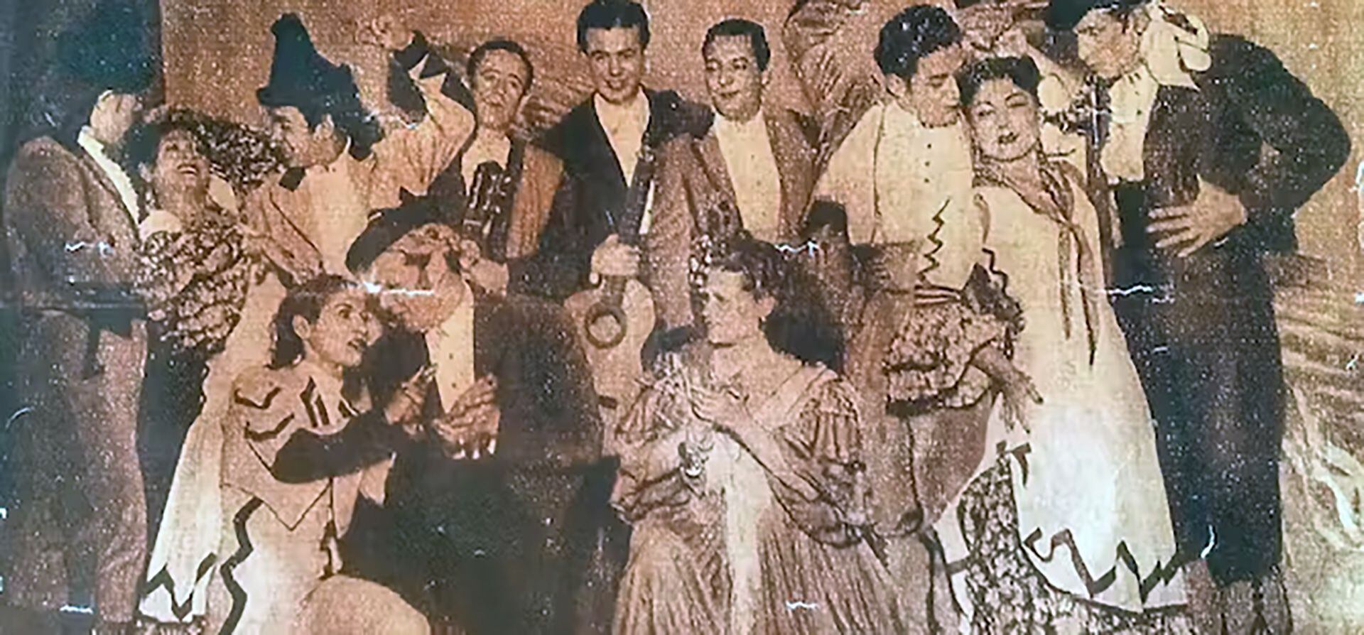 Antonia Amaya, Curro Terremoto, Esteban de Sanlúcar, Paco Amaya, Paco Reyes, Leonor Amaya y otros miembros posiblemente de la compañía de Carmen Amaya. Archivo de Julio Puente (donación personal de Pepe Alonso) (The Conversation)