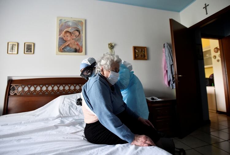 Al colapsar la capacidad de los hospitales, las autoridades ordenaron que los pacientes mayores se queden en los geriátricos, causando focos de contagio entre la población más vulnerable (Reuters)