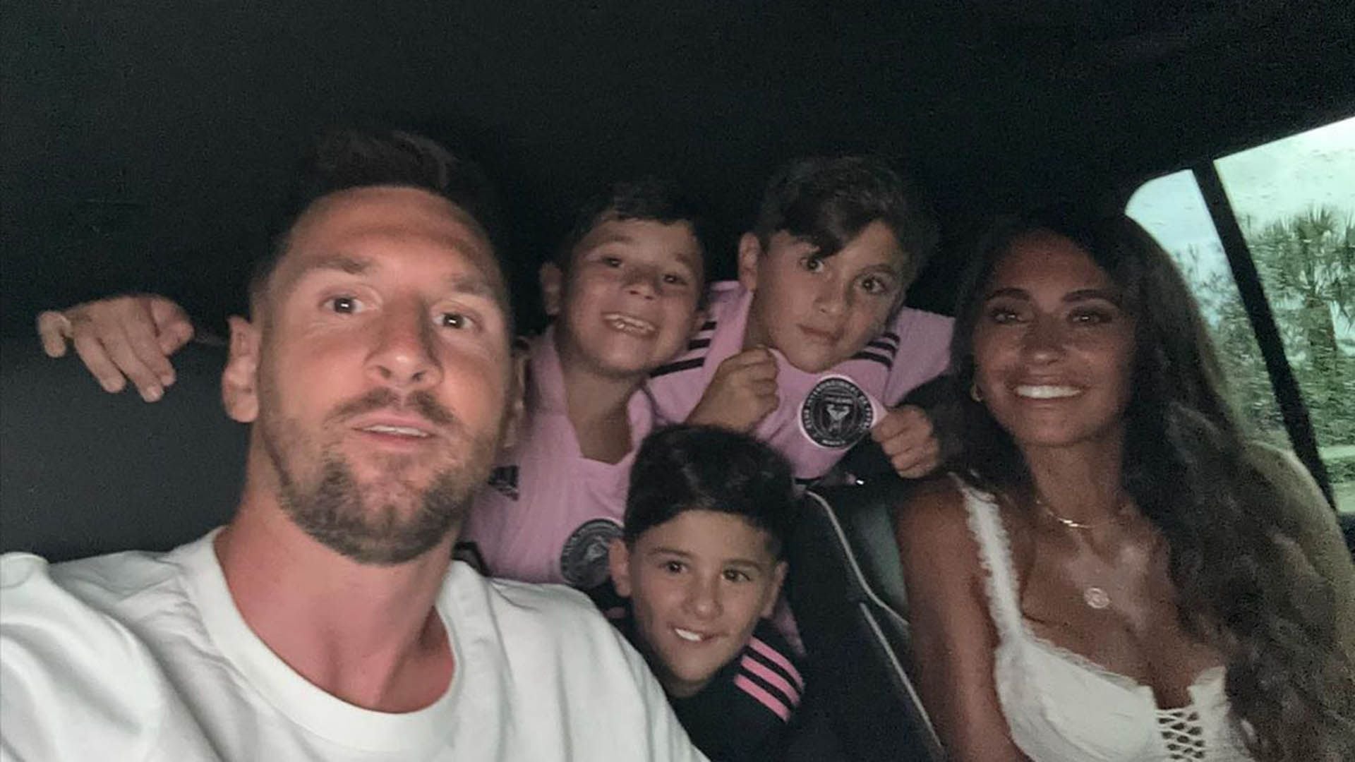 El mensaje de Antonela Roccuzzo para Lionel Messi y el divertido video que grabaron sus tres hijos: “Nos vemos en Miami” - Infobae
