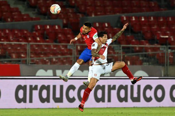 Paulo Díaz durante el Chile 2-0 Perú por Eliminatorias Qatar 2022.