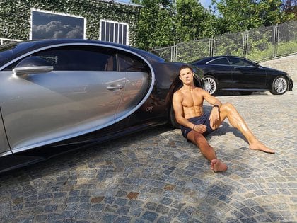 Cristiano Ronaldo publicó una foto tomando solo sobre su Bugatti de USD 3,5 millones (@cristiano)