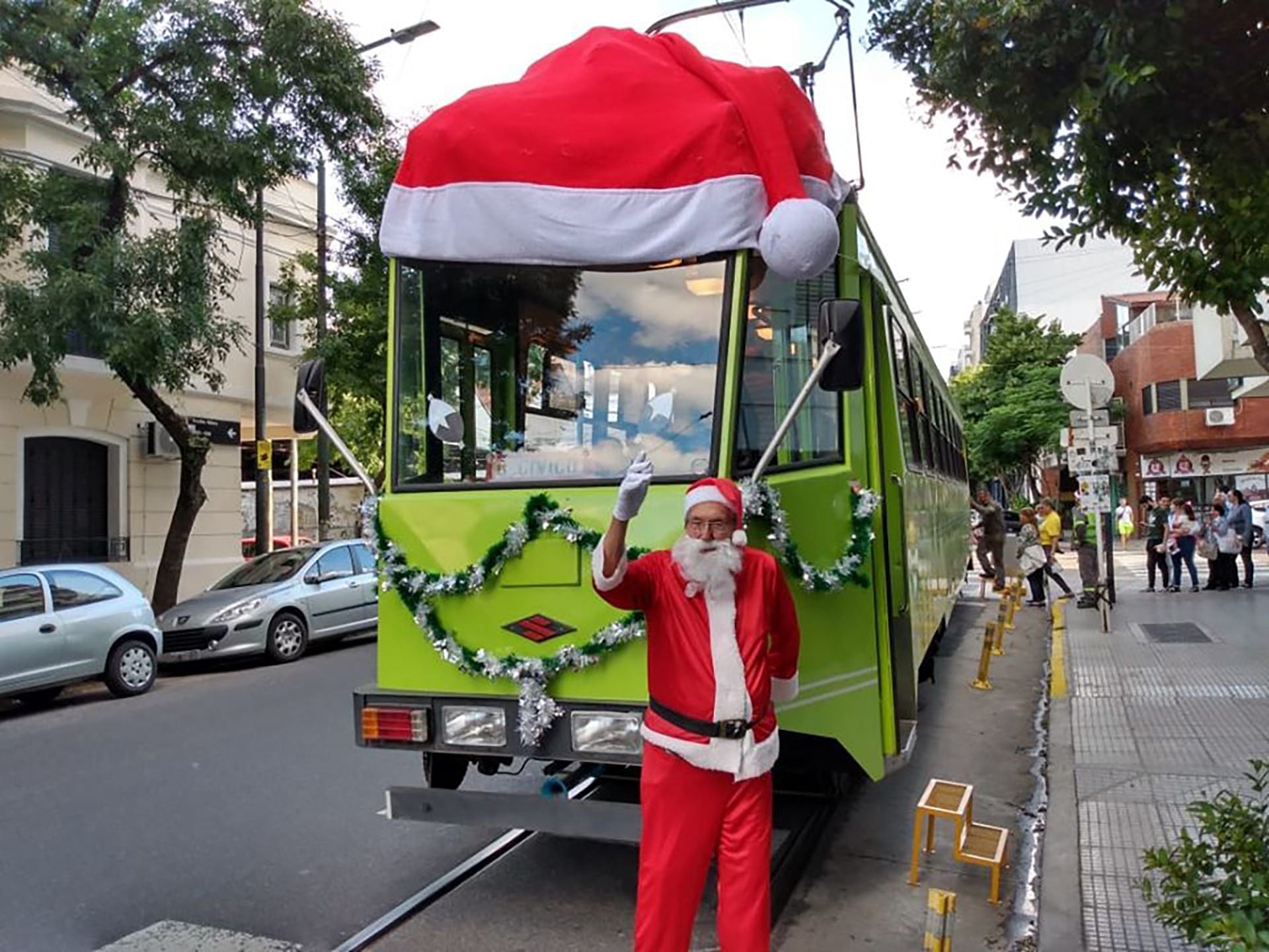 Aquilino González Podestá, fundador de la Asociación de Amigos del Tranvía recibió junto al tranvía PM2 Lagarto a los niños y familias que se acercaron al tour, vistiendo el traje de Papá Noel (AATyBPFL)
