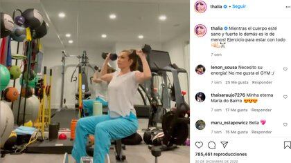 En su Instagram Thalía suele subir sus rutinas de ejercicio, por lo que le sorprende que la acusen de operarse, ya que el cuerpo delgado y tonificado a sus 49 años es a base de disciplina y esfuerzo    