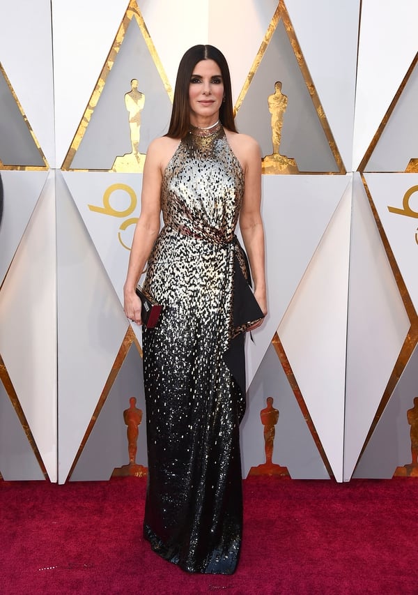 Sandra Bullock también apostó a los pailletes en negro y plateado. “El escote halter me encanta, los hombros al descubierto también pero la elección del estilismo me da un estilo cleopatra” opinó Caprarola