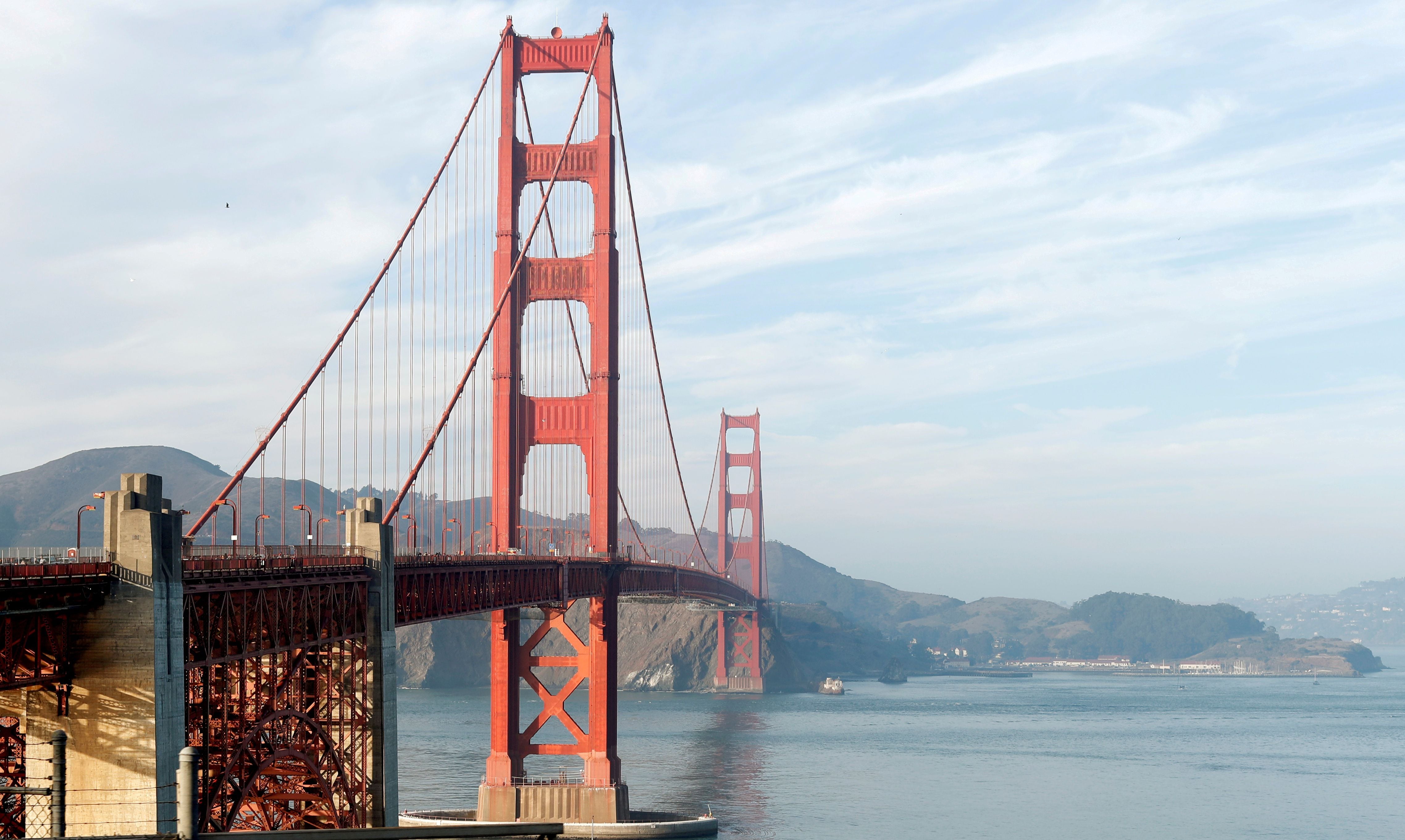 El puente rojo de San Francisco recorre parte de la bahía /REUTERS/Mario Anzuoni/File Photo