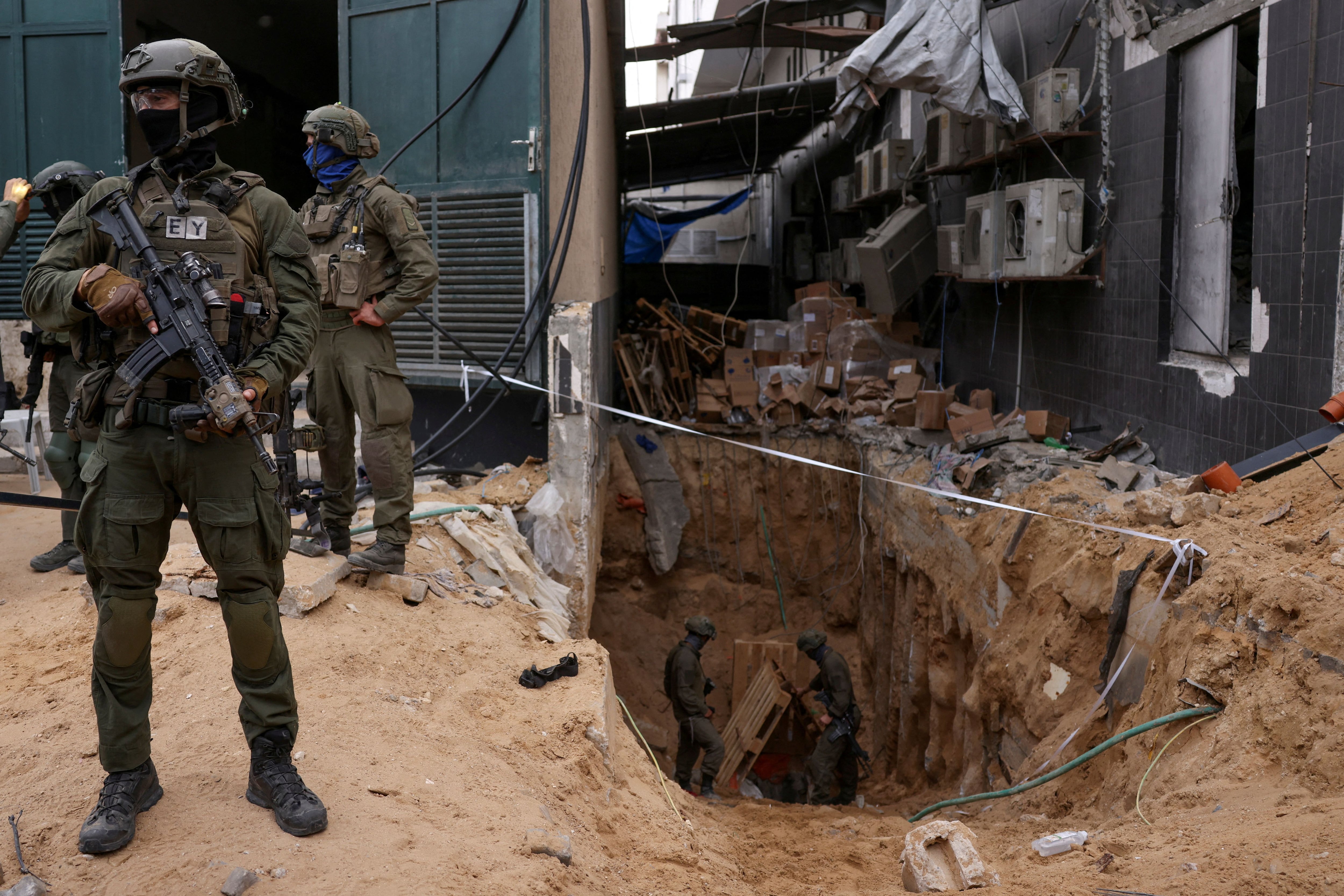 Soldados israelíes vigilan un túnel que se cree fue usado por terroristas de Hamas en el hospital Al Shifa de Gaza (REUTERS/Ronen Zvulun)
