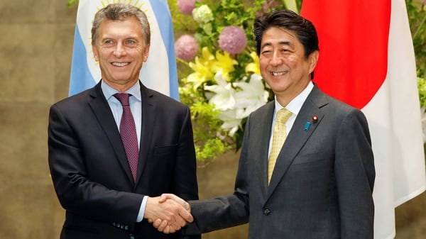 Mauricio Macri en su visita a Japón, junto al primer ministro, Shinzo Abe (Reuters)