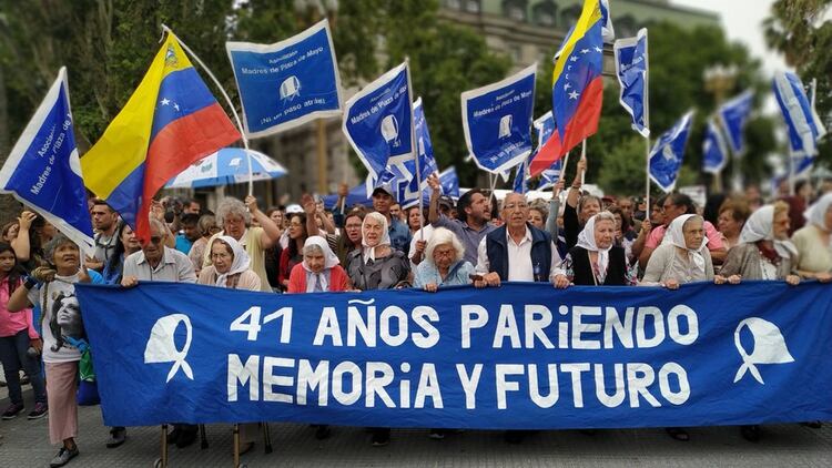 Las Madres de Plaza de Mayo marcharon con banderas de Venezuela