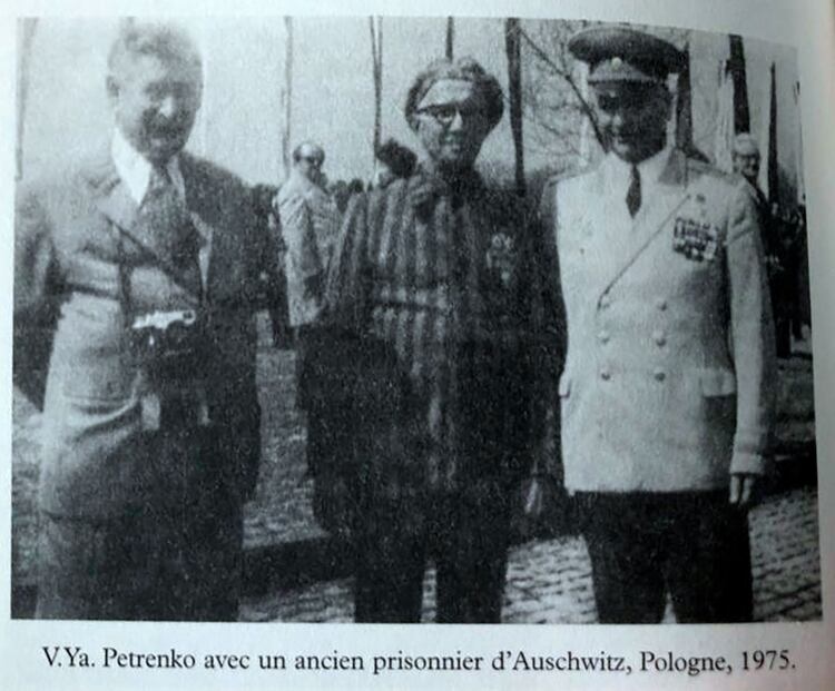 Petrenko junto a un sobreviviente de Auschwitz en 1975