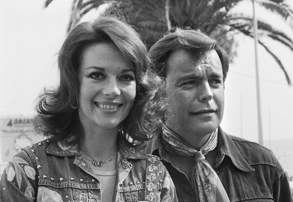 Natalie Wood y su marido Robert Wagner durante el Festival de Cannes en 1976 (AFP)
