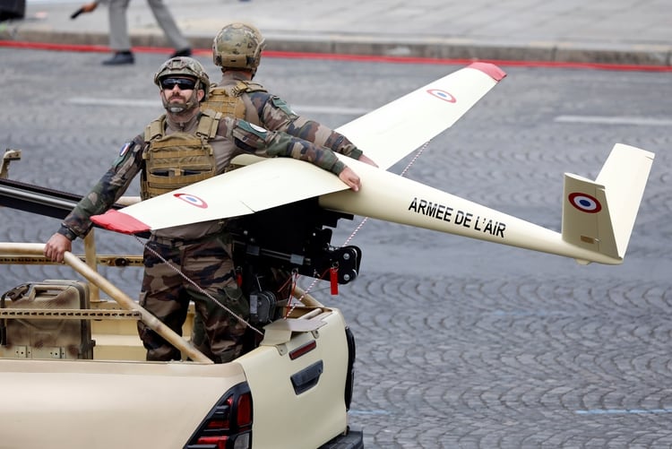 Un drone del ejército francés y sus operarios (REUTERS/Charles Platiau)