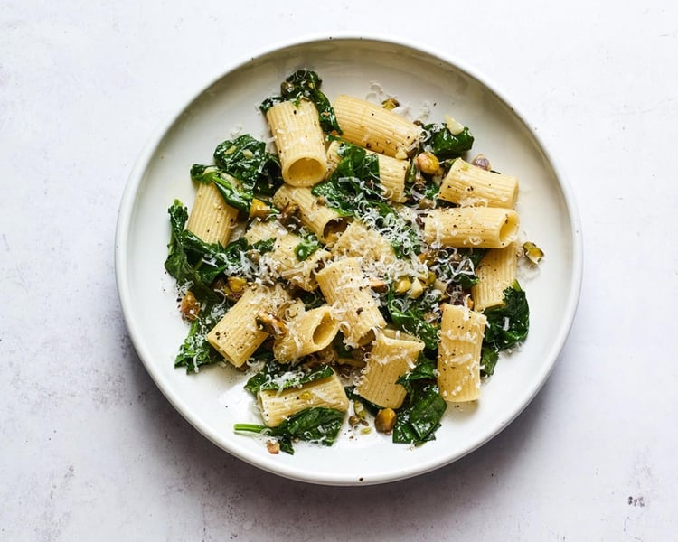 Pasta con espinaca al ajo y pistaches con mantequilla (Andrew Purcell for The New York Times).