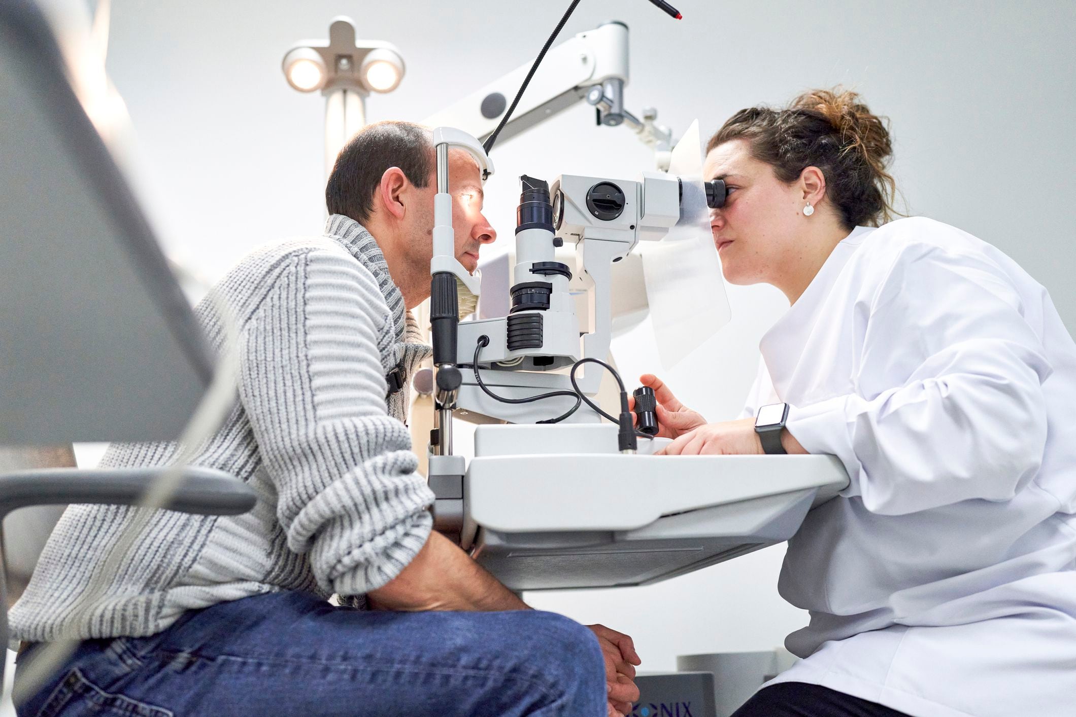Una oftalmóloga examinando a un paciente. (Getty)