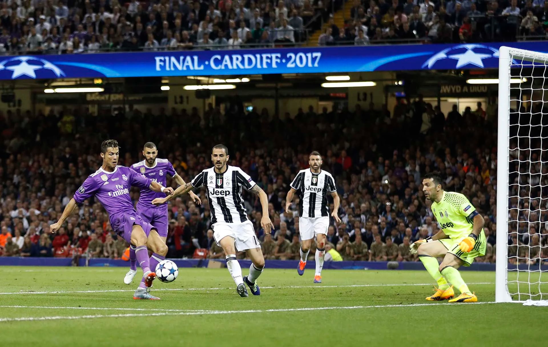 Cristiano Ronaldo anticipa a los defensores de Juventus y anota el tercero