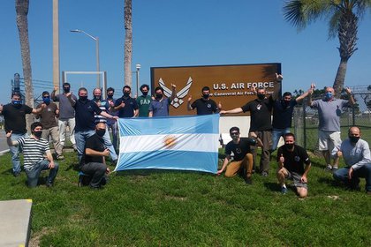 El equipo de 18 argentinos que viajó a EEUU y que luego quedaron 13, tras más de un mes de espera de lanzamiento 