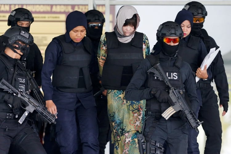 La mujer, trasladada por policÃ­as a los tribunales (REUTERS/Lai Seng Sin)