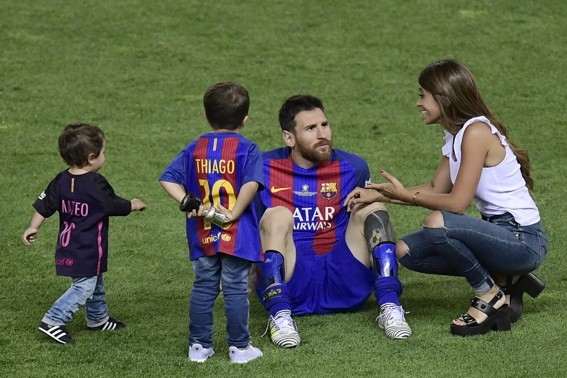 Lionel Messi escucha atentamente a Antonella Roccuzzo, con quien se casará en Rosario el próximo 30 de junio con una fiesta de alto impacto. Thiago y Mateo observan la charla
