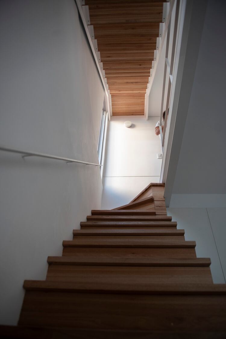 La casa conforma un recorrido vertical donde cada estrato absorbe una parte del programa