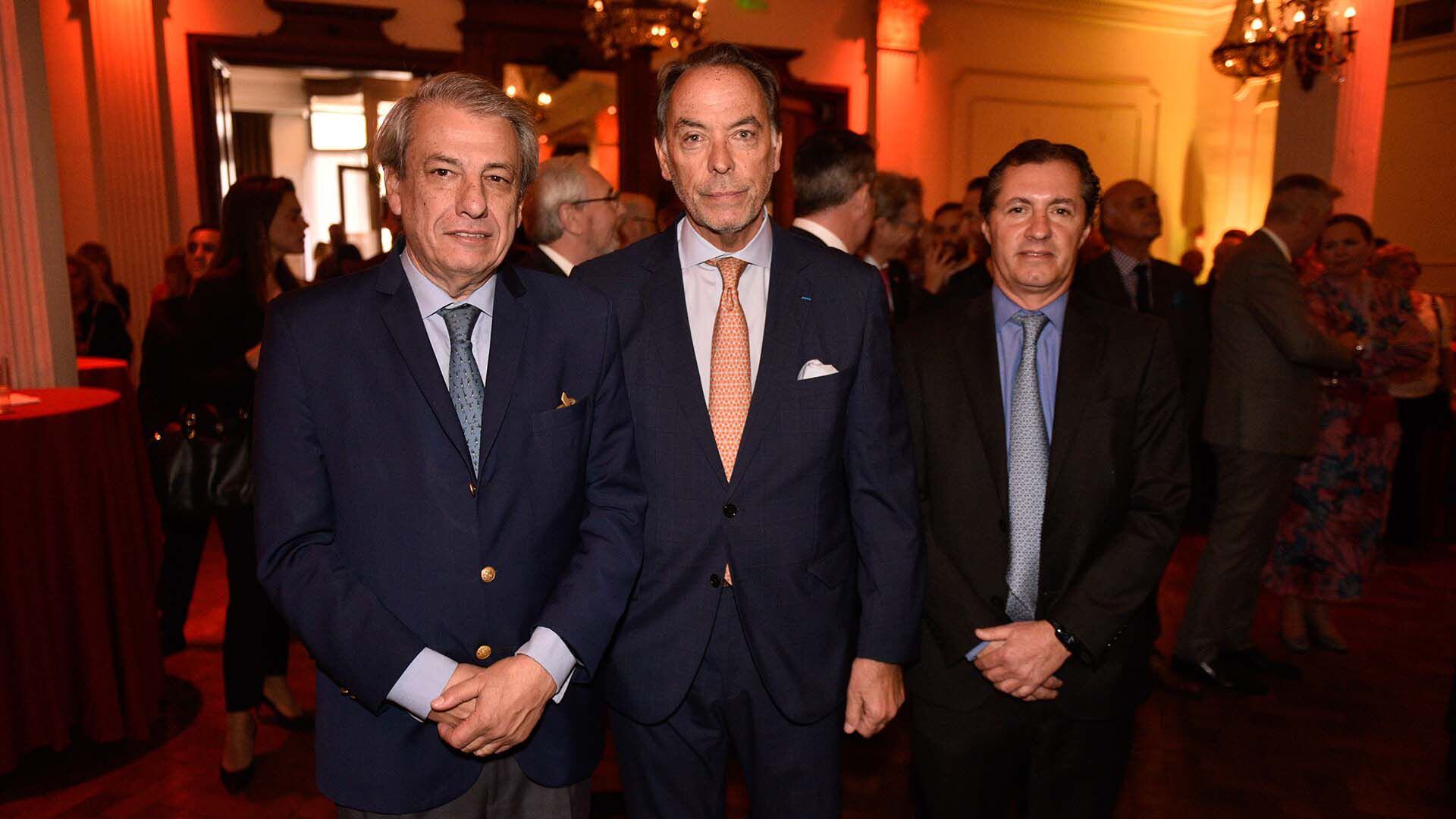 Los abogados, Gabriel Chouela y Mauricio De Nuñez, junto a Mario Terzano, presidente de Radio Cultura
