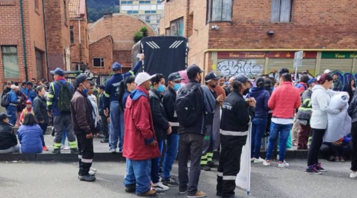 Protesta de recicladores frente a la sede de la Uaesp. Secretaría de Movilidad de Bogotá