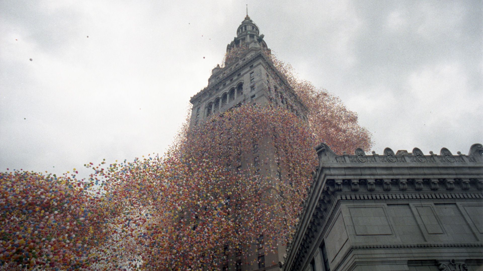 El edificio Terminal Tower cubierto por globos en el Balloonfest '86 (Photo by Bettmann Archive/Getty Images)