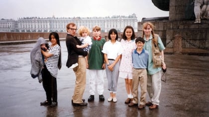 Woody Allen y Mia Farrow con sus hijos, durante los 80 (Shutterstock)