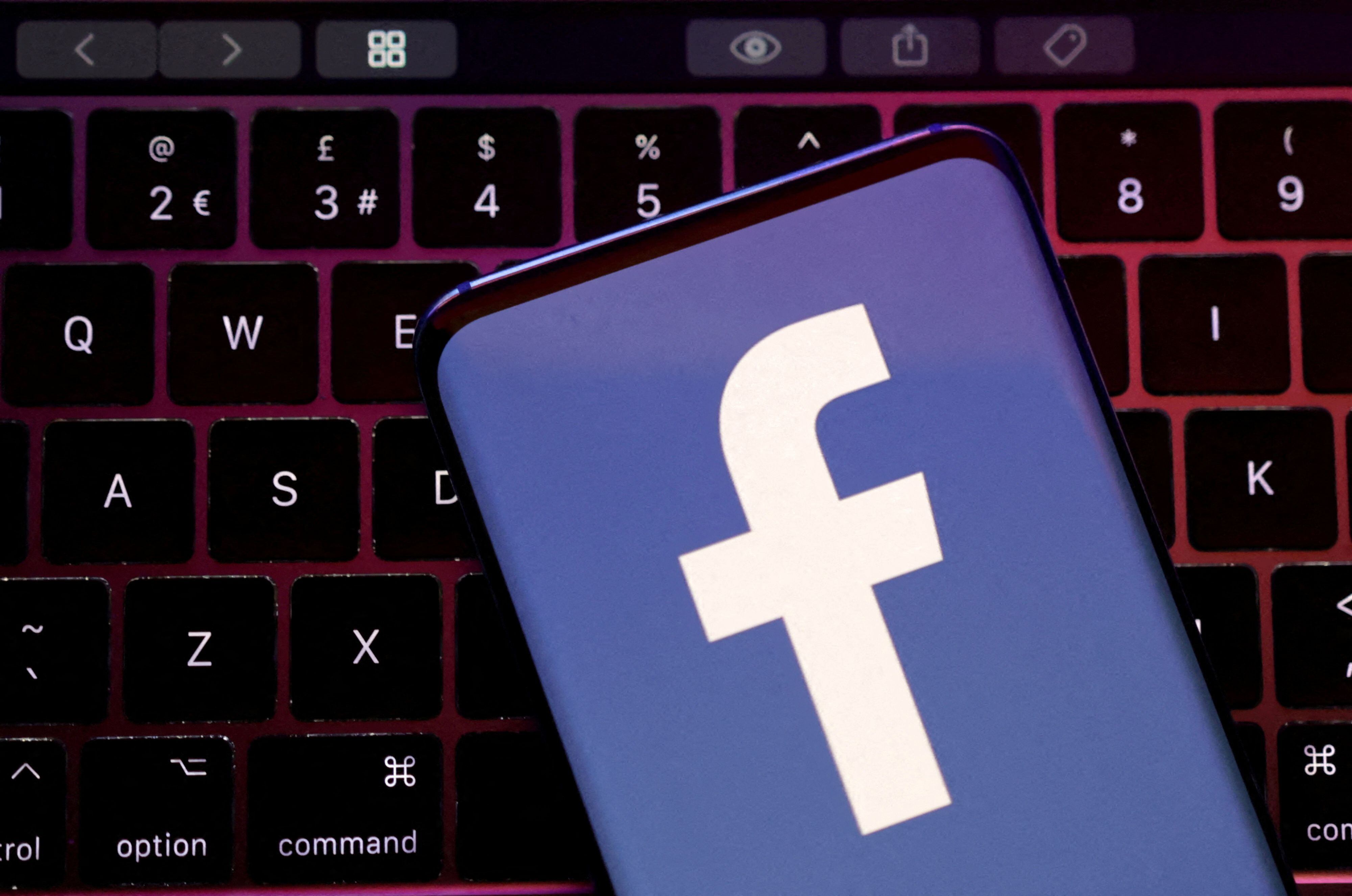 Facebook permite cerrar sesión desde un solo dispositivo para cuidar la cuenta. (REUTERS)