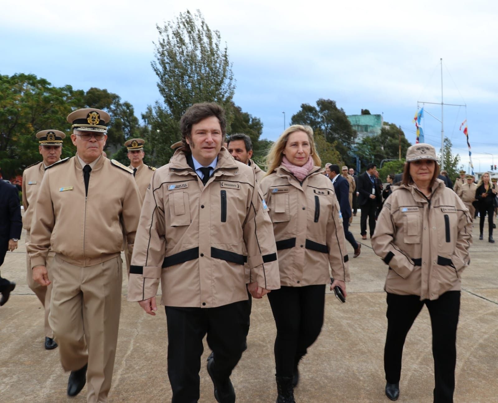 Javier Milei acompañado por su hermana y secretaria general de Presidencia, Karina Milei, y la ministra de Seguridad, Patricia Bullrich 