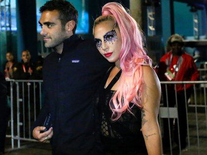     Lady Gaga con su novio (Reuters)