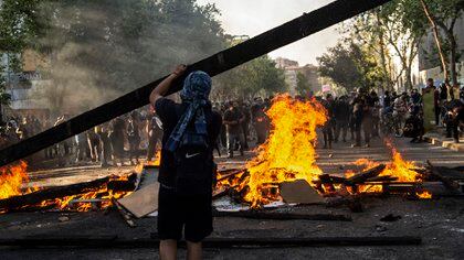 Hubo barricadas y violencia en la marcha (MARTIN BERNETTI / AFP)