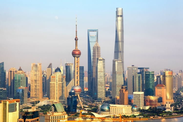 La torre de Shanghai está organizada en forma de nueve edificios cilíndricos apilados unos sobre otros, cubiertos por una fachada de vidrio (Shutterstock)