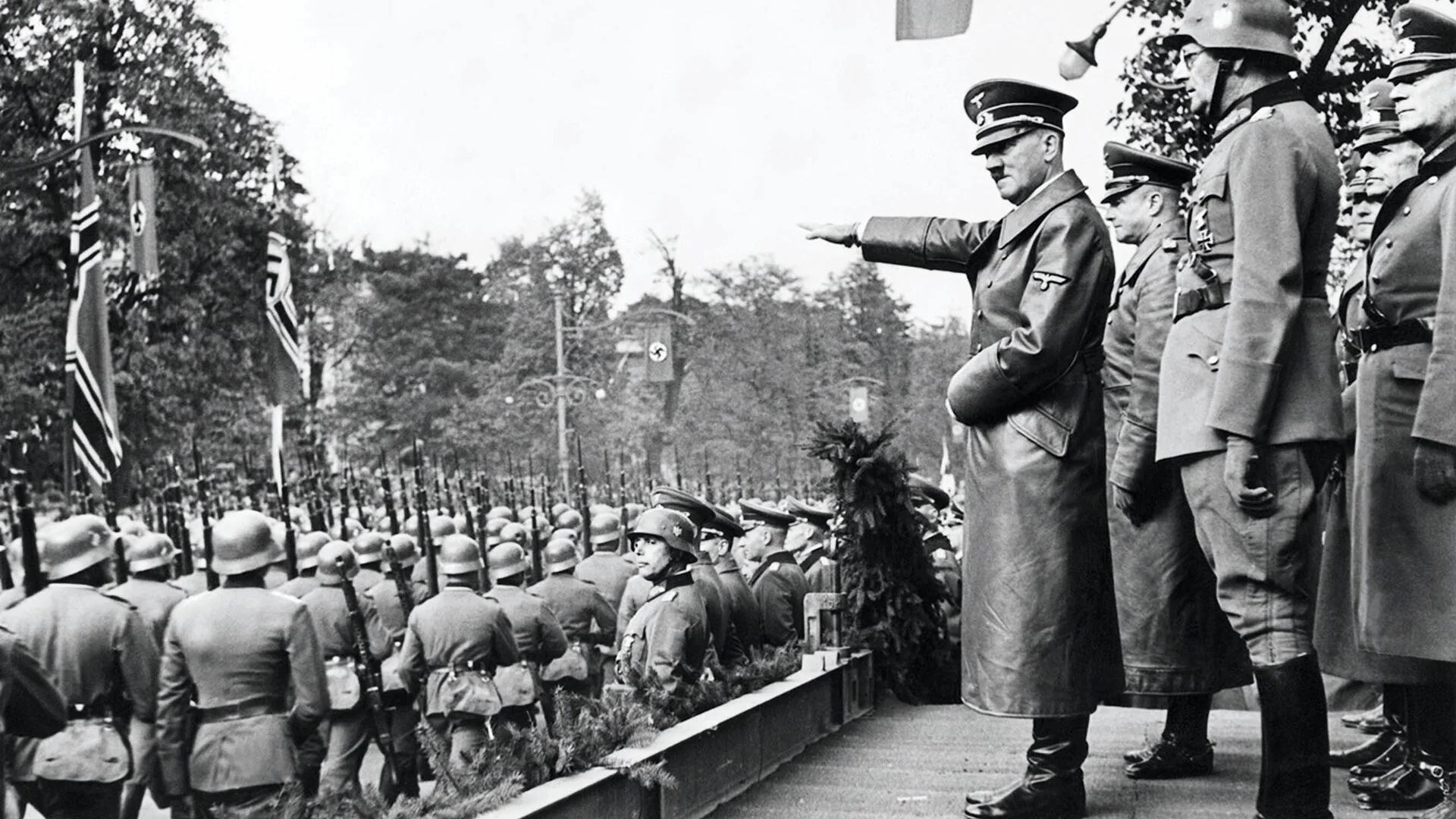 Adolf Hitler saluda a las tropas alemanas durante un desfile en Viena, Austria