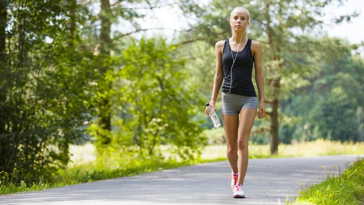 Todos los días se debe caminar una hora como mínimo (Shutterstock)