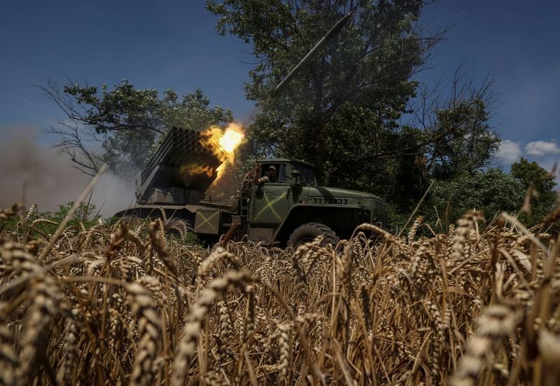 Militares ucranianos de la 59ª Brigada de Infantería Motorizada Separada disparan un sistema de cohetes de lanzamiento múltiple BM-21 Grad hacia las tropas rusas cerca de una línea del frente cerca de la ciudad de Avdiivka, región de Donetsk (Reuters)