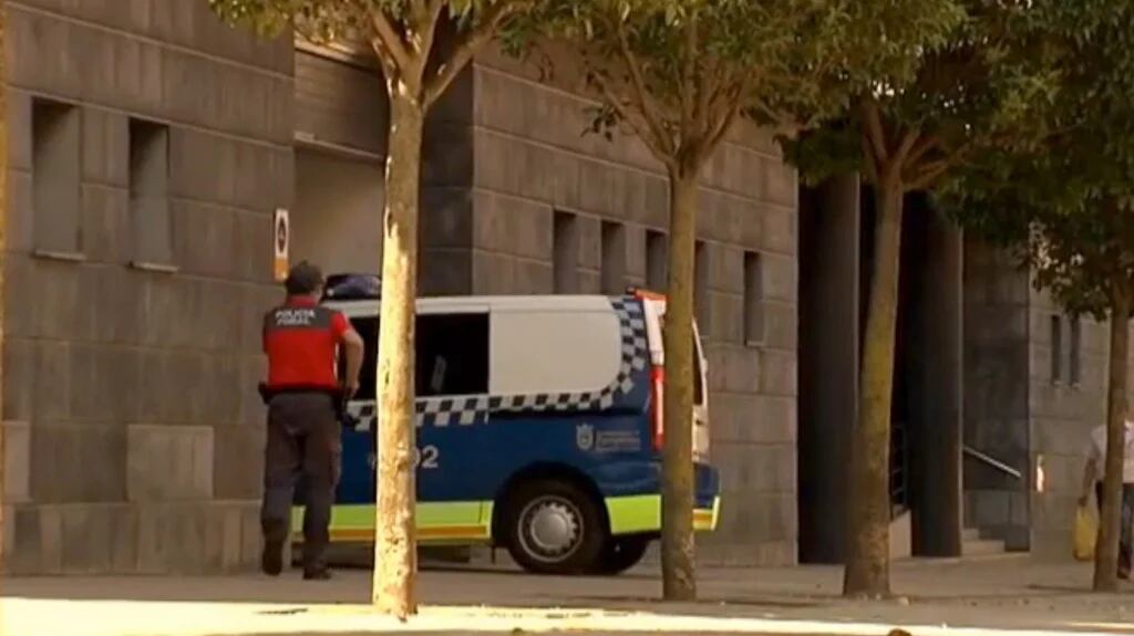 El móvil policial con los detenidos en Pamplona