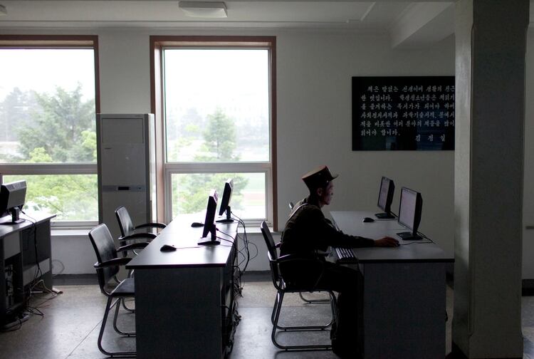 Un soldado frente a una computadora en Corea del Norte (AP)